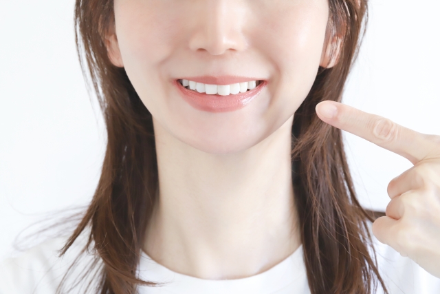 真っ白な歯の女性